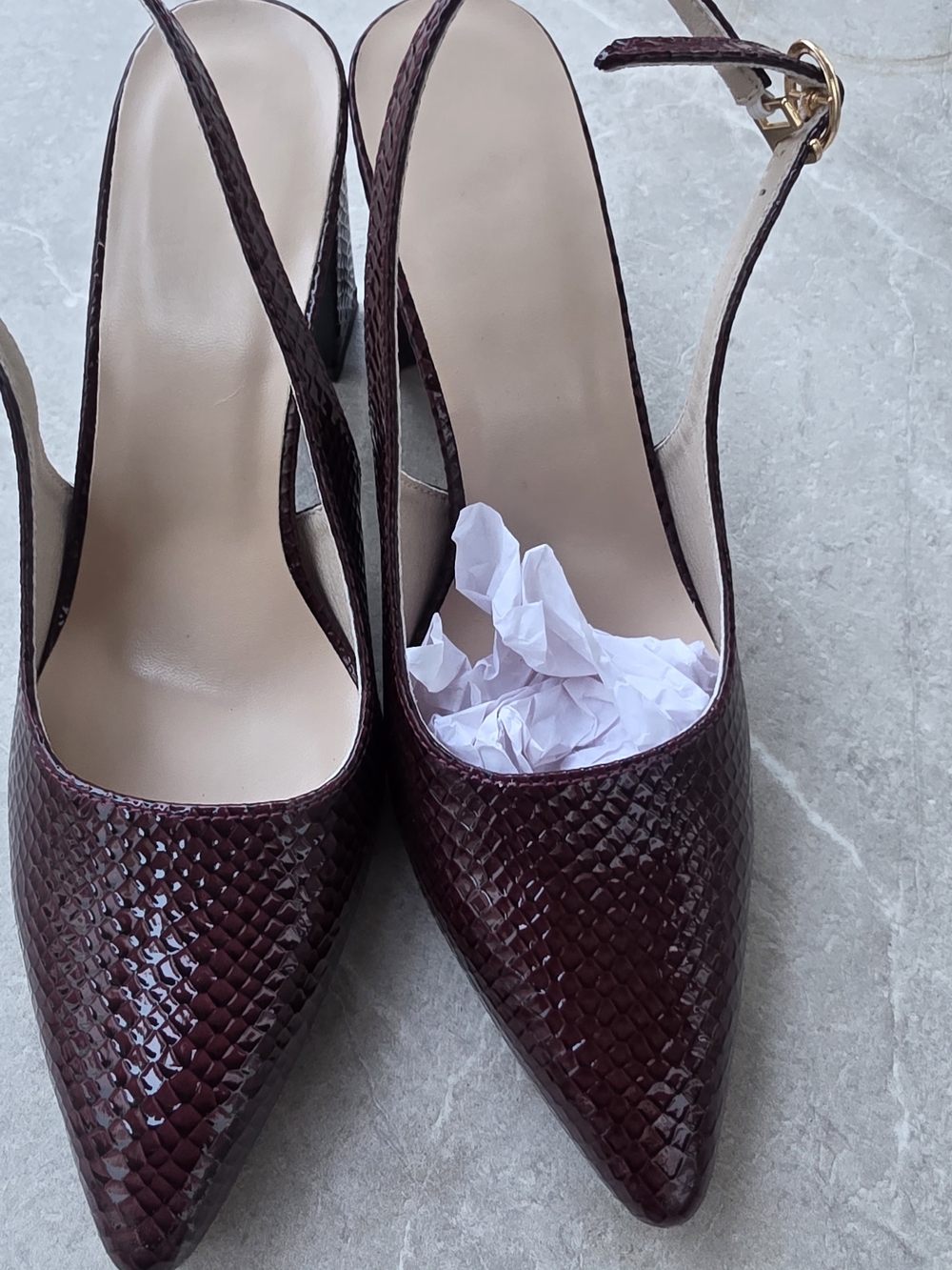 Womenโs Burgundy Pointed Slingback Pumps